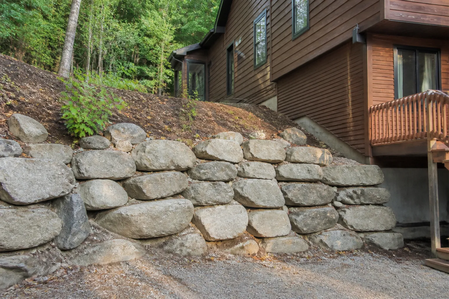 Talus boisé derrière une maison