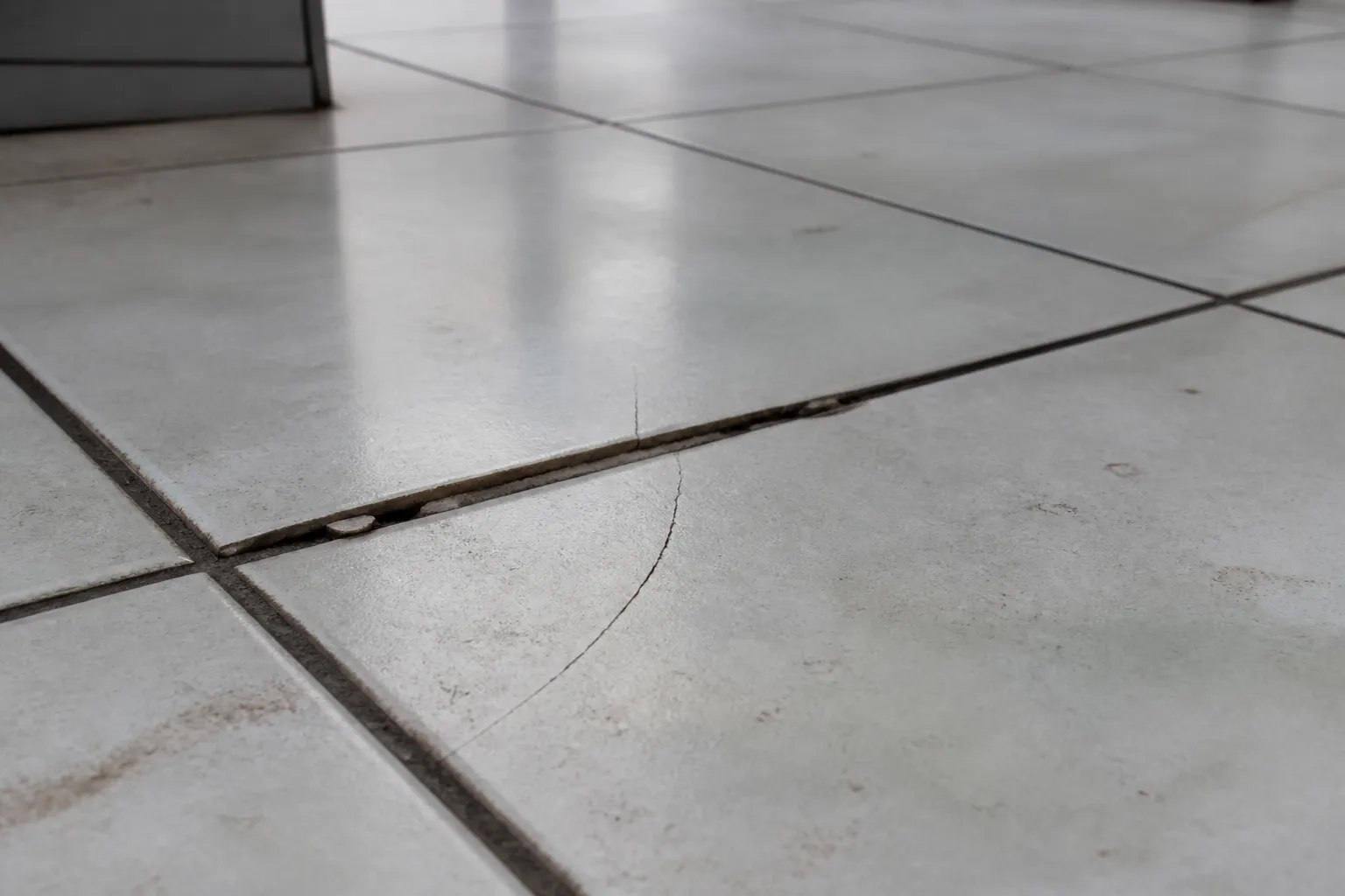 Carrelage fissuré dans une pièce de vie