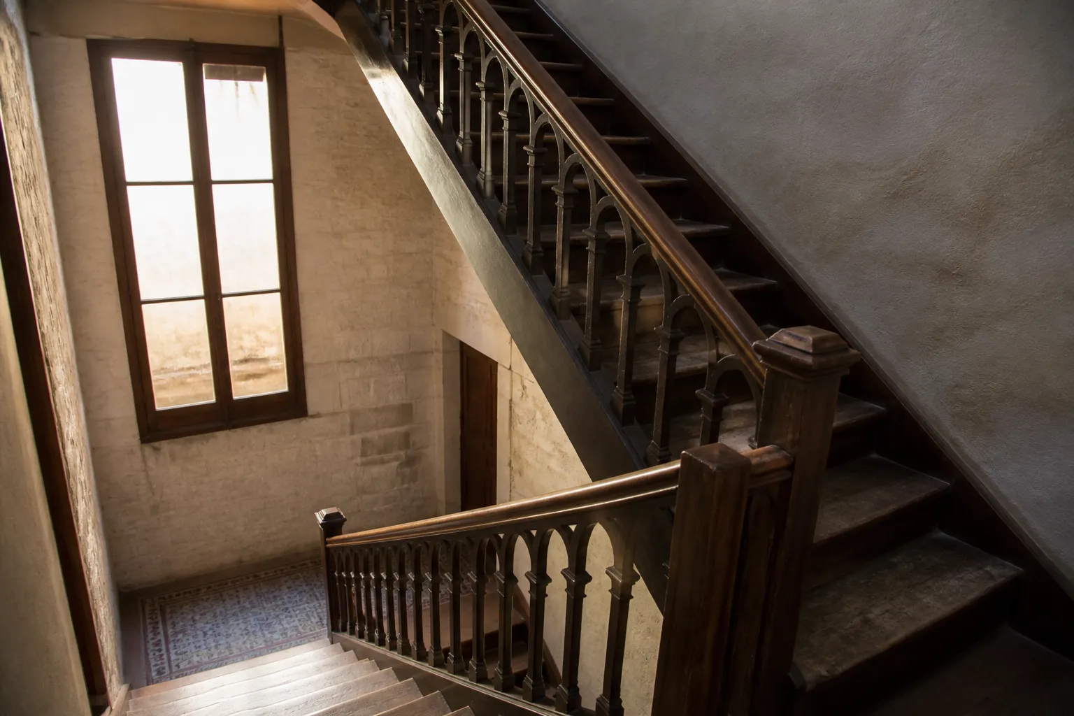 Cage d’escalier ancienne d’un immeuble en copropriété
