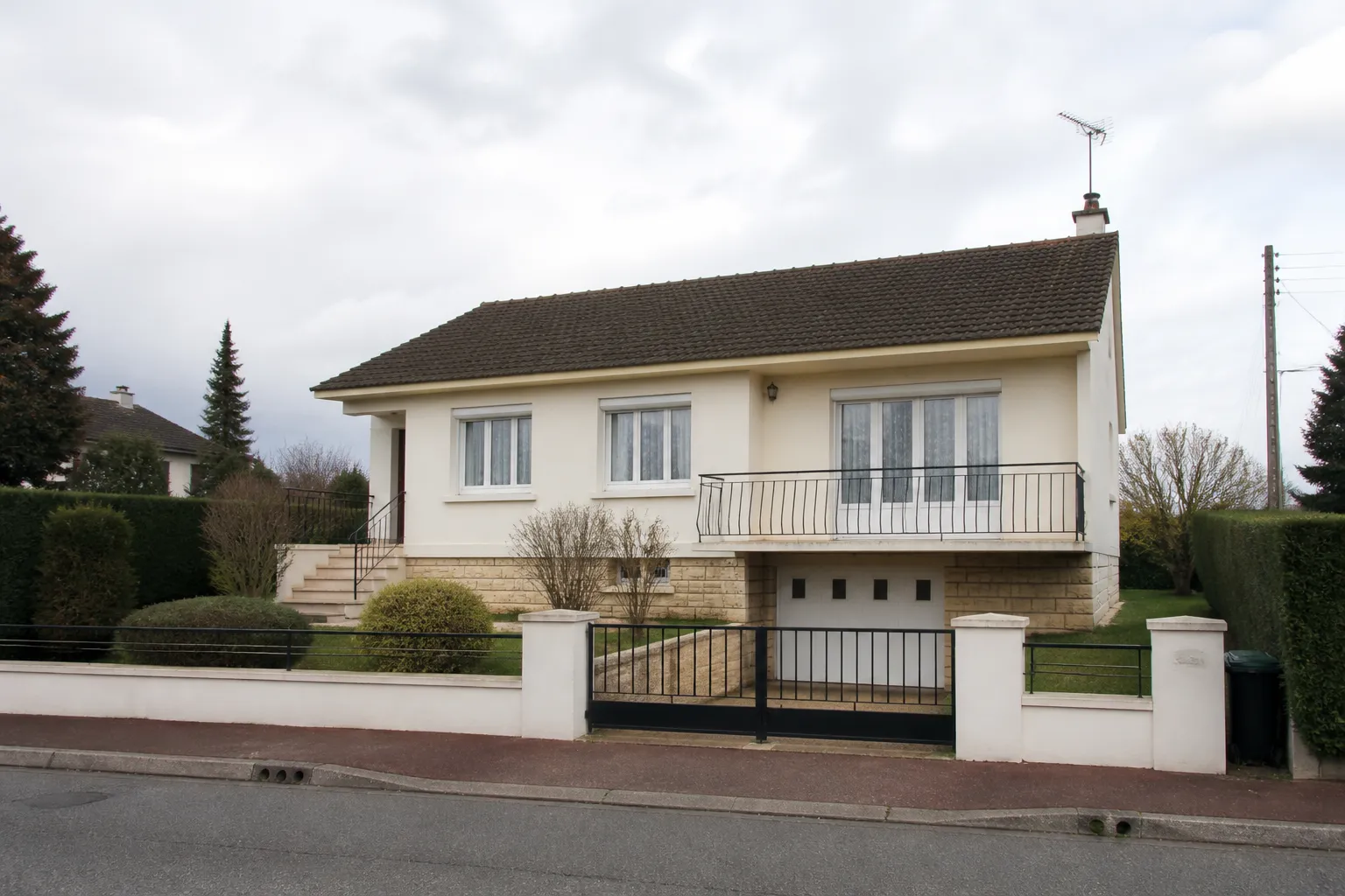 Pavillon des années 1970 vu depuis la rue