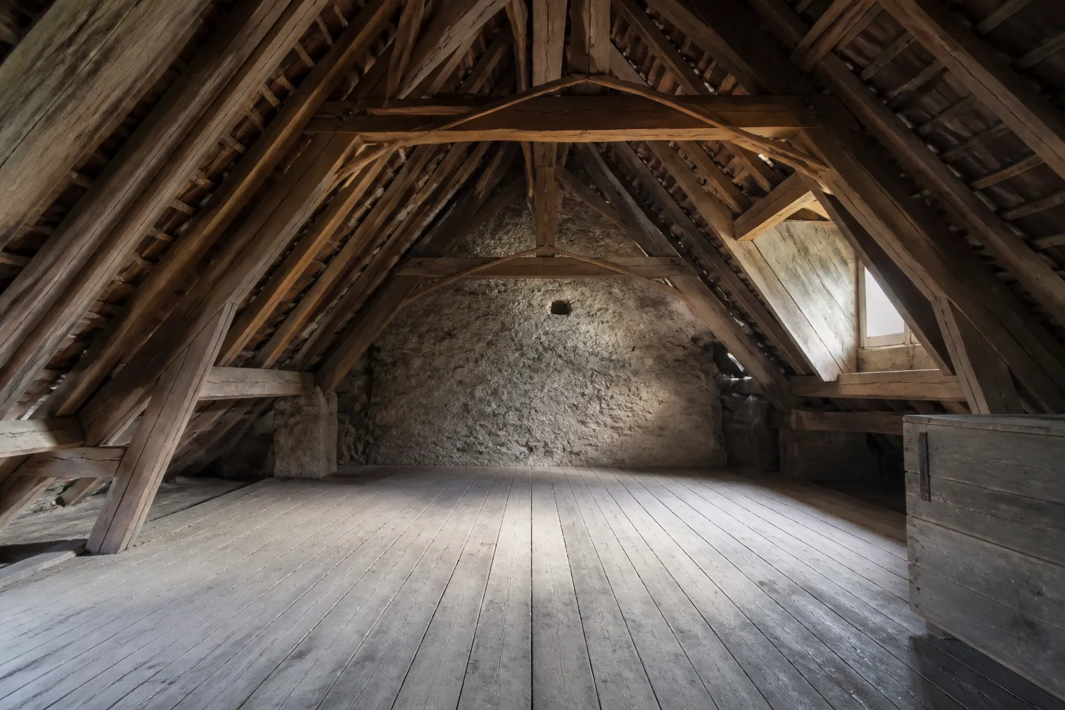 Grenier avec charpente ancienne et plancher bois