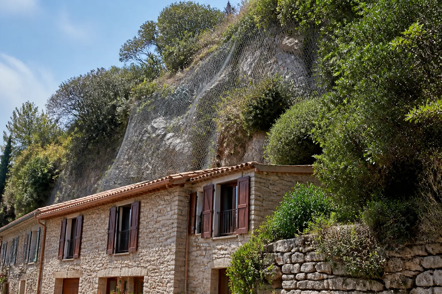 Maison adossée à un talus rocheux