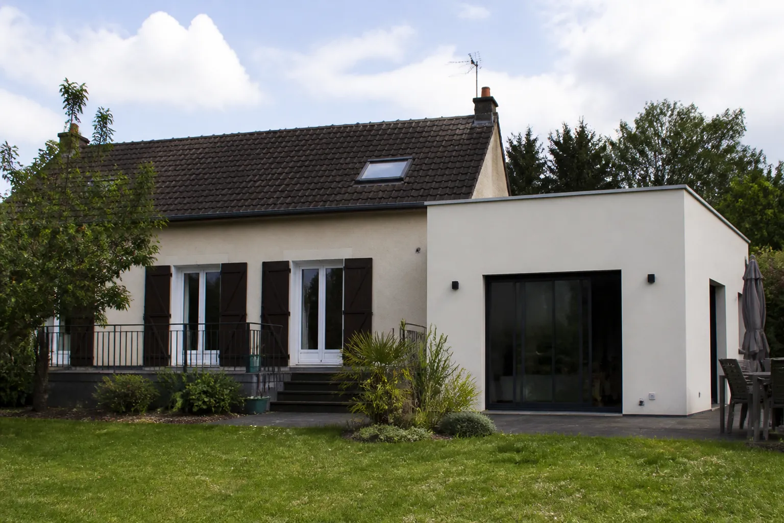 Pavillon des années 1970 avec extension récente