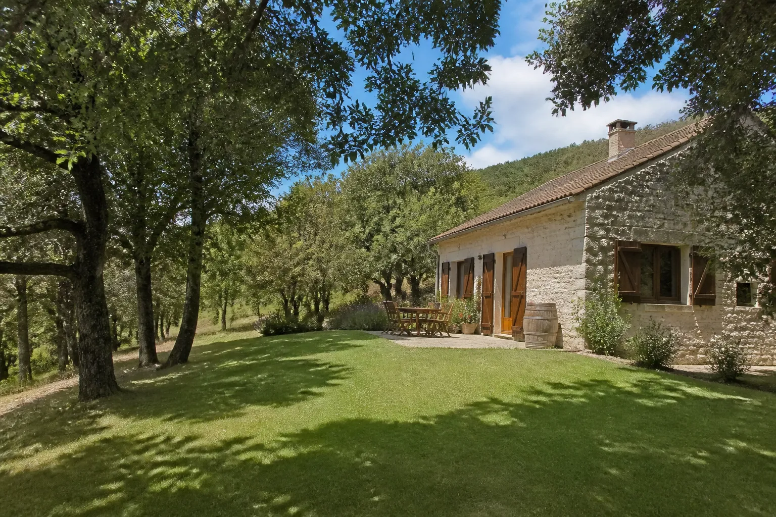 Maison en bordure d’un bois dans la campagne