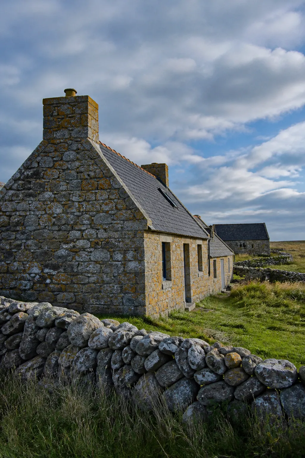 Maison de hameau en granit sur un plateau battu par le vent