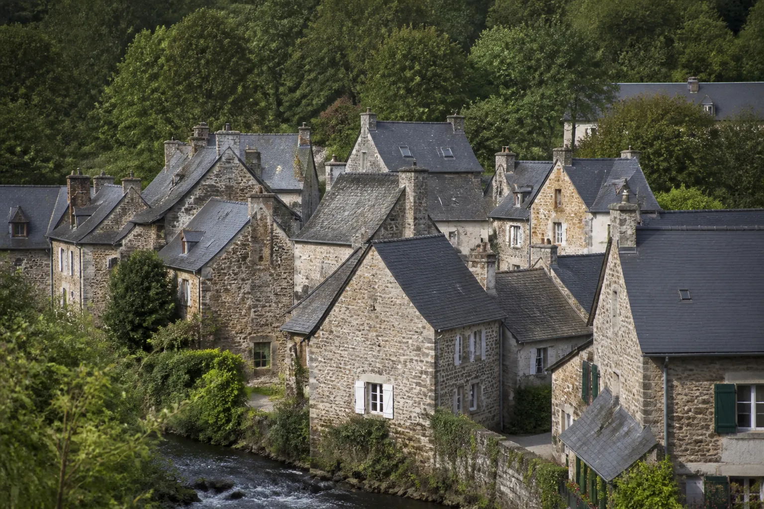 Maisons mitoyennes en pierre dans un vallon abrité
