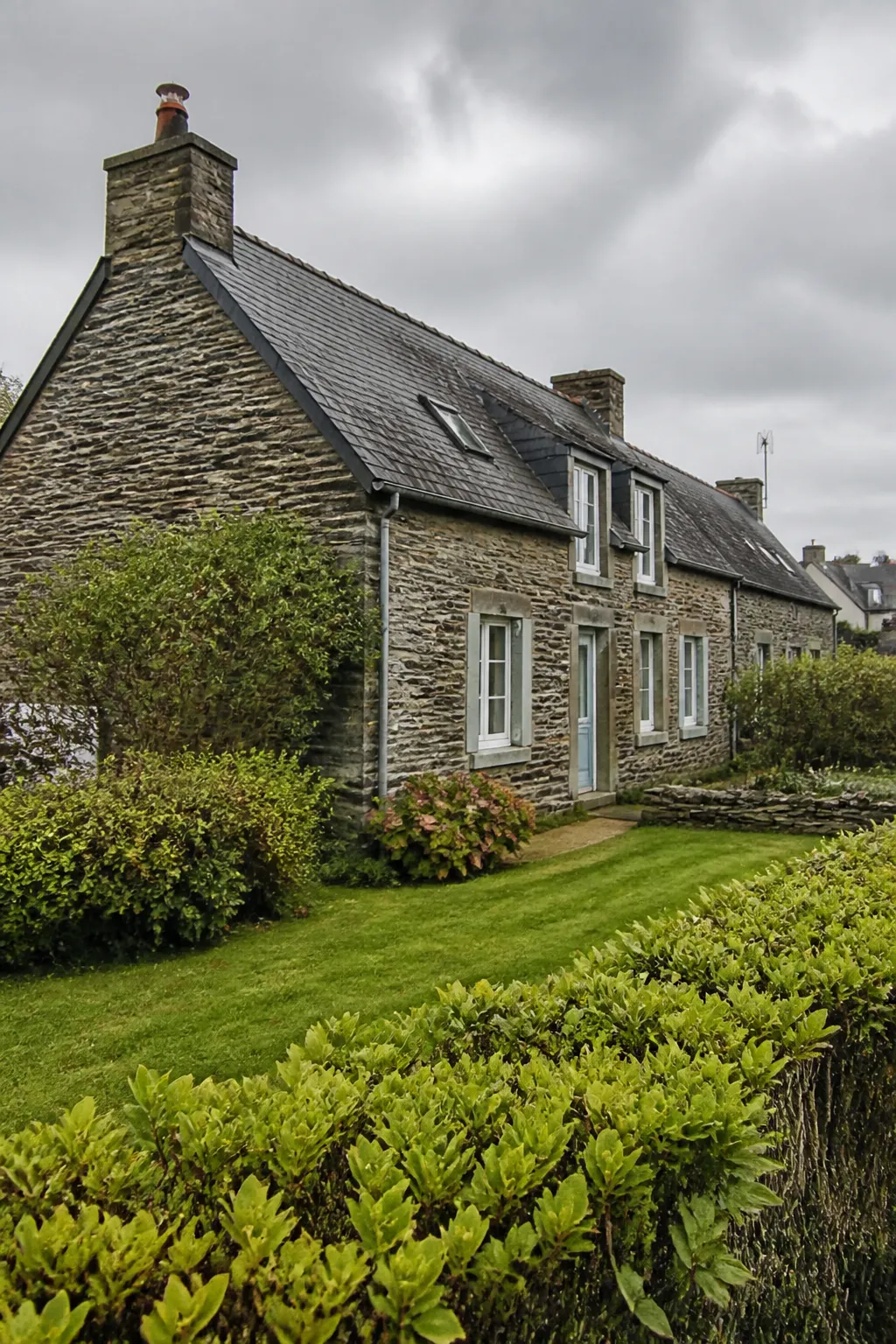 Maison ancienne en pierre de schiste dans le Saint-Lois
