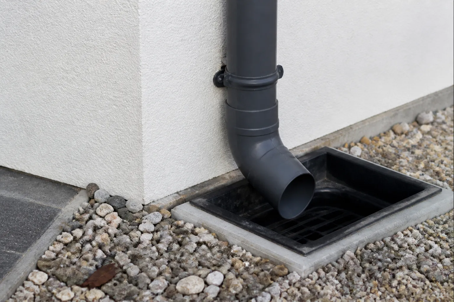 Gouttière et descente d’eau pluviale sur une façade