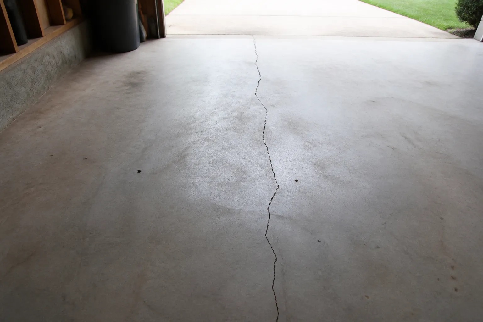 Dallage de garage présentant une fissure