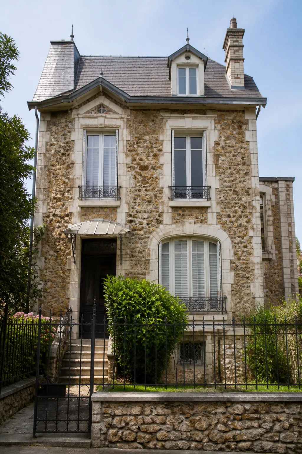 Maison bourgeoise en pierre meulière avec jardin