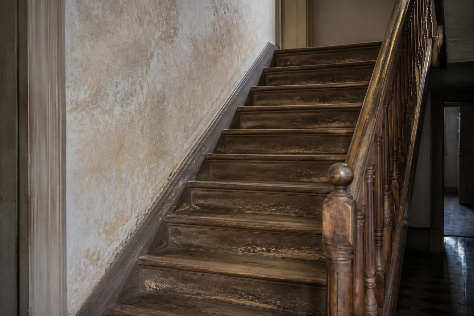 Escalier intérieur en bois dans une maison ancienne