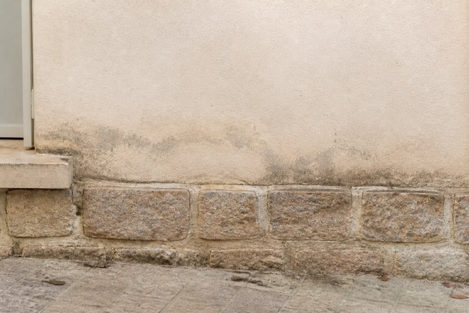 Pied de façade avec traces d’humidité anciennes