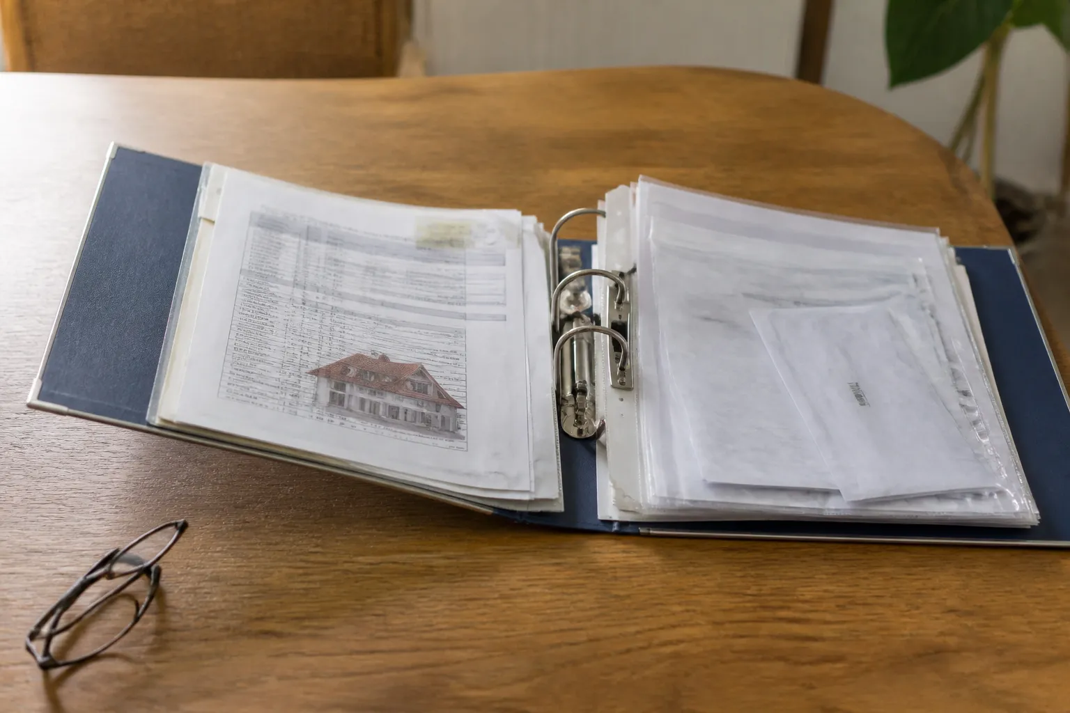 Classeur de factures et documents de maison sur une table