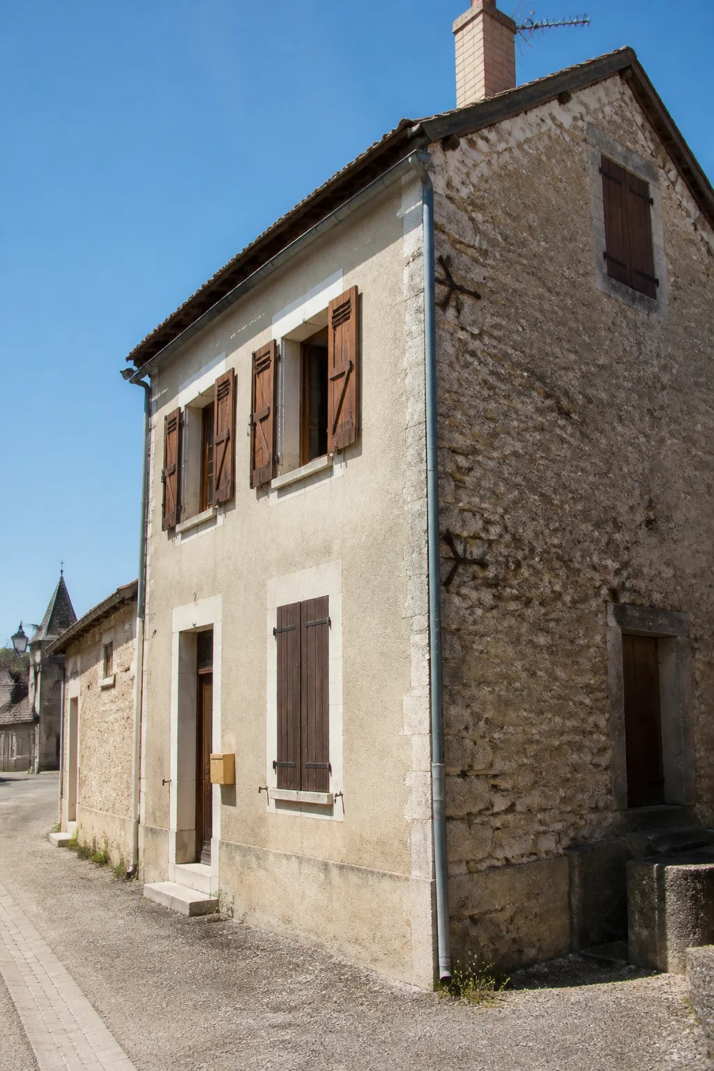 Maison ancienne en pierre dans un bourg de Haute-Marne