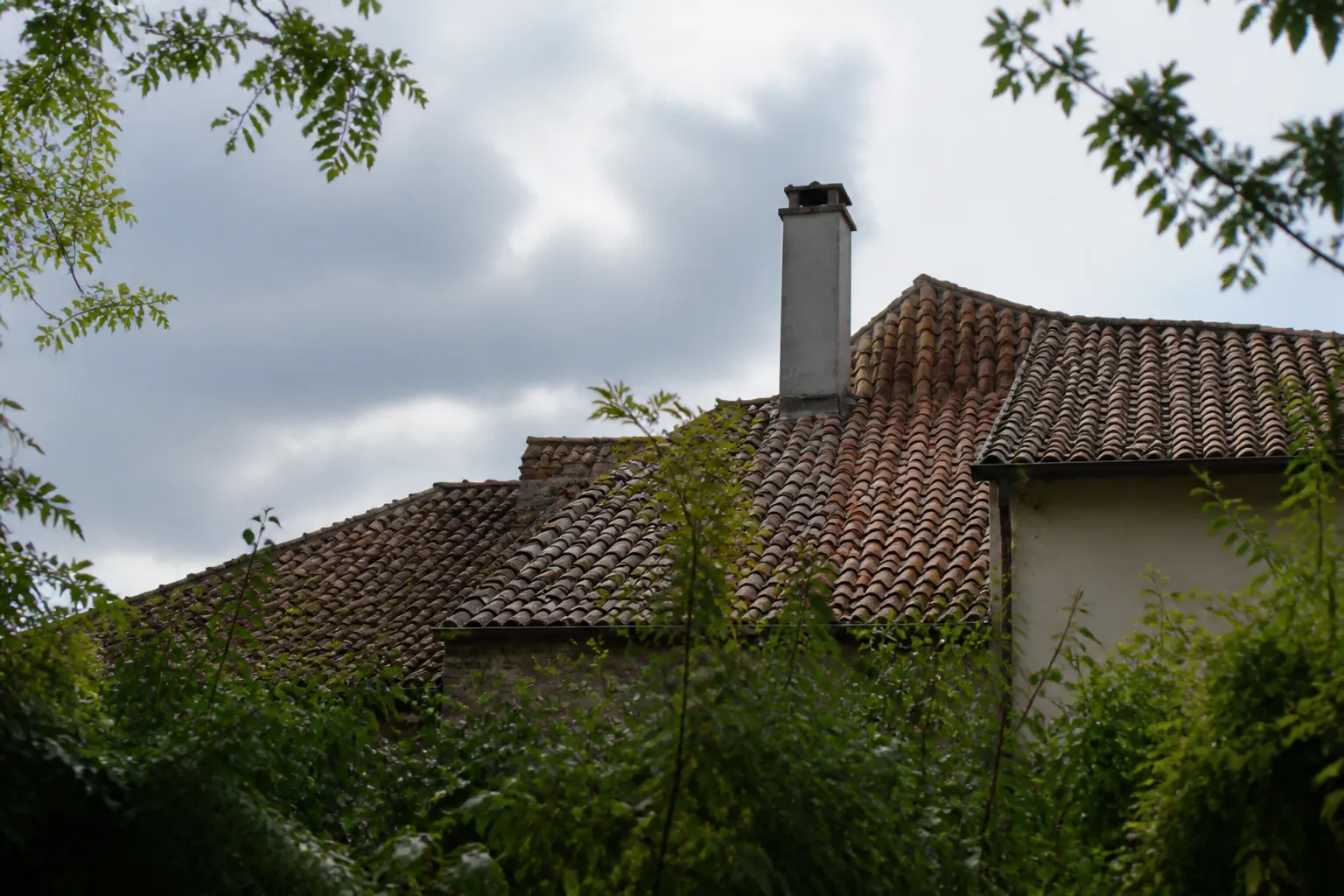 Toiture en tuiles vue depuis le jardin