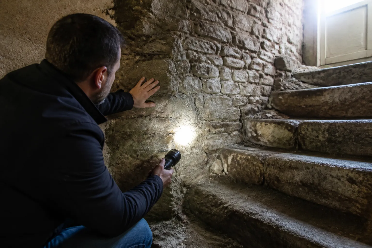 Expert examinant un escalier de cave