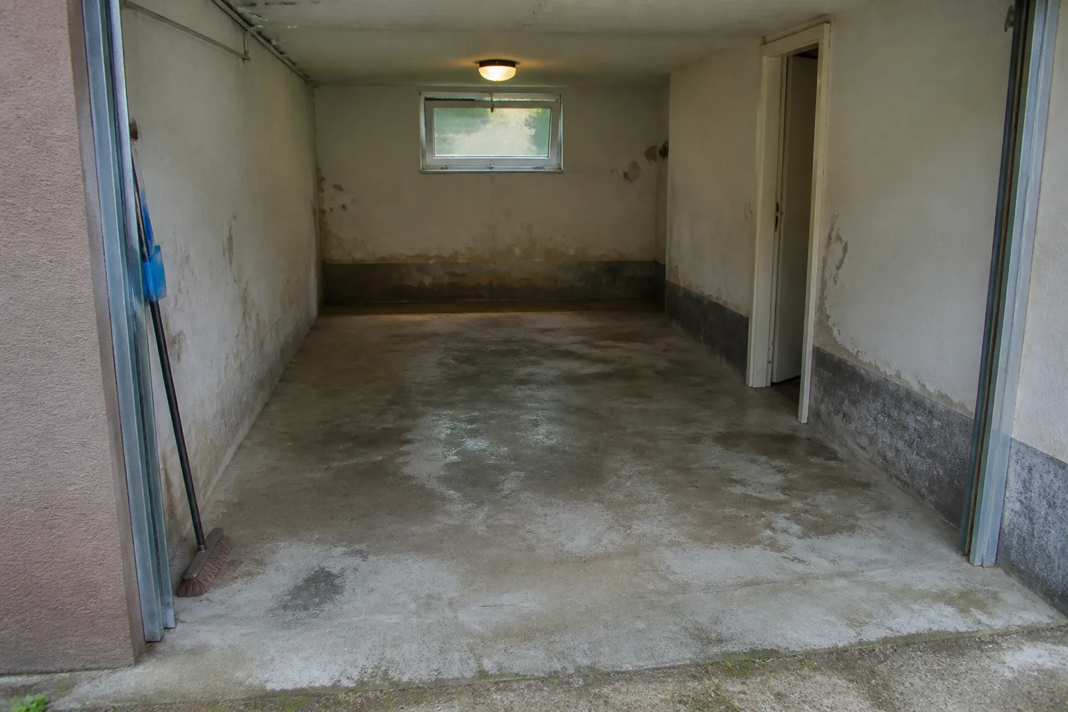 Garage en sous-sol avec traces d’humidité sur le sol