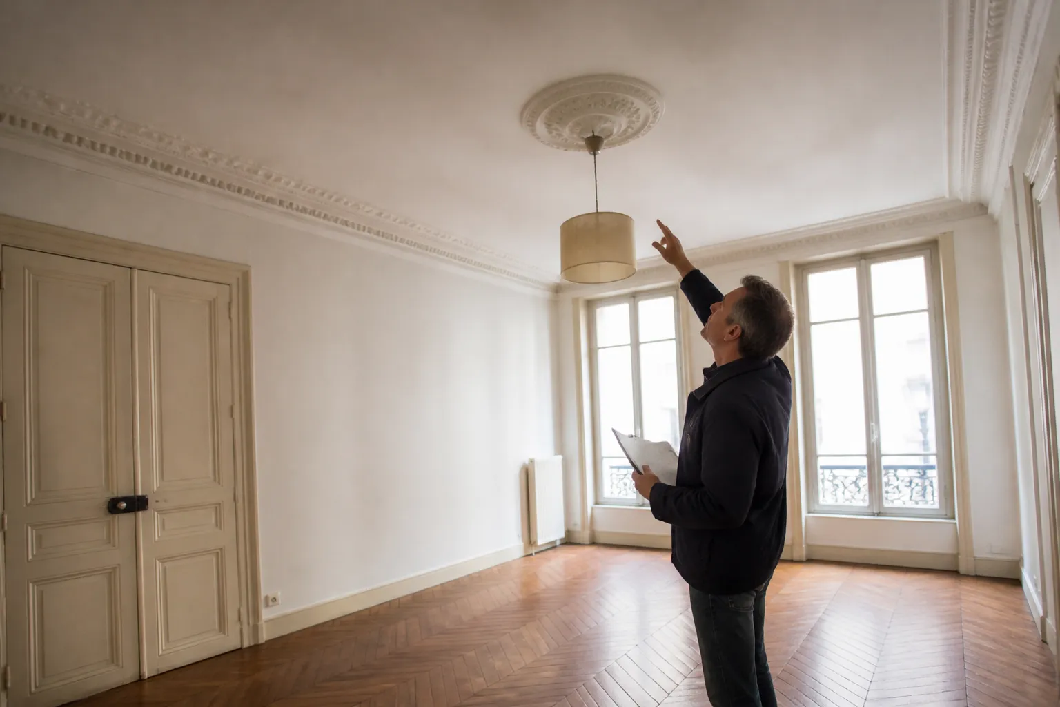 Expert examinant un plafond dans un appartement ancien
