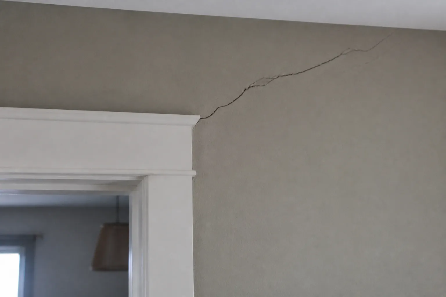 Fissure oblique au-dessus d’une porte intérieure