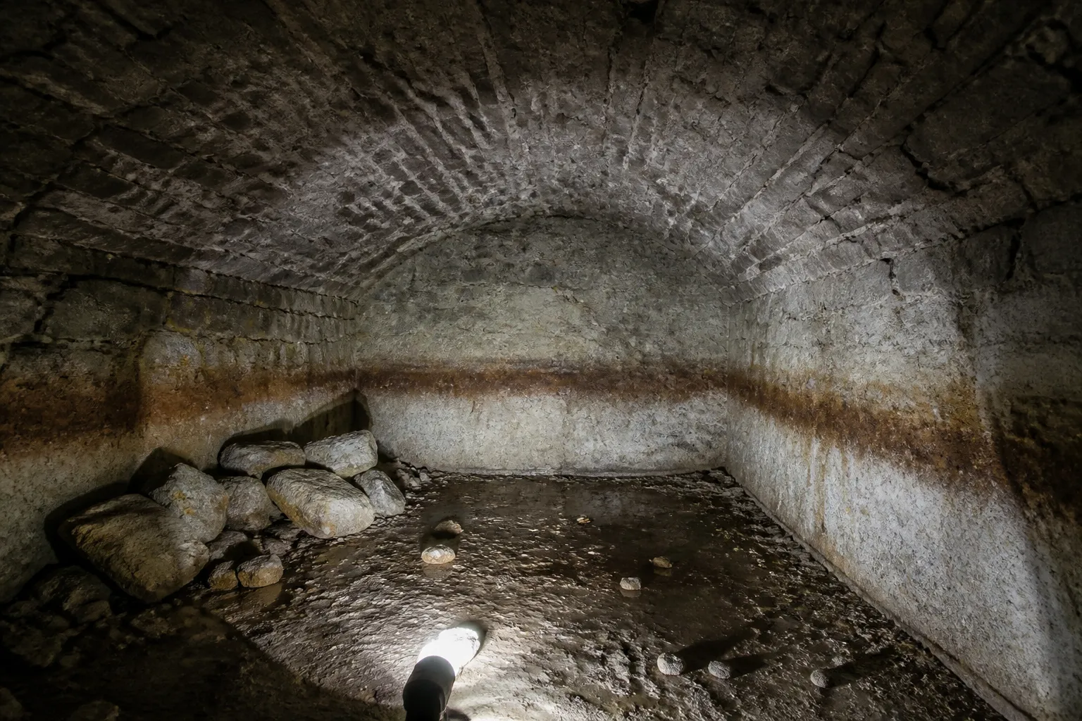 Cave voûtée avec traces anciennes de niveau d’eau