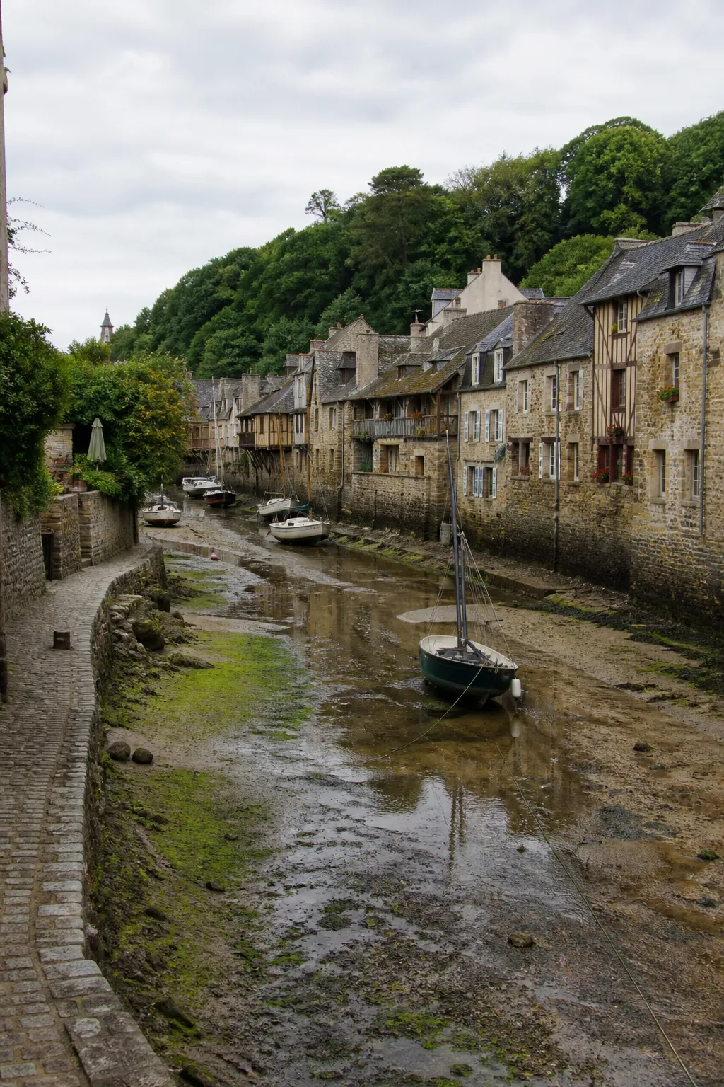 Petit port de rivière bordé de maisons anciennes en Bretagne