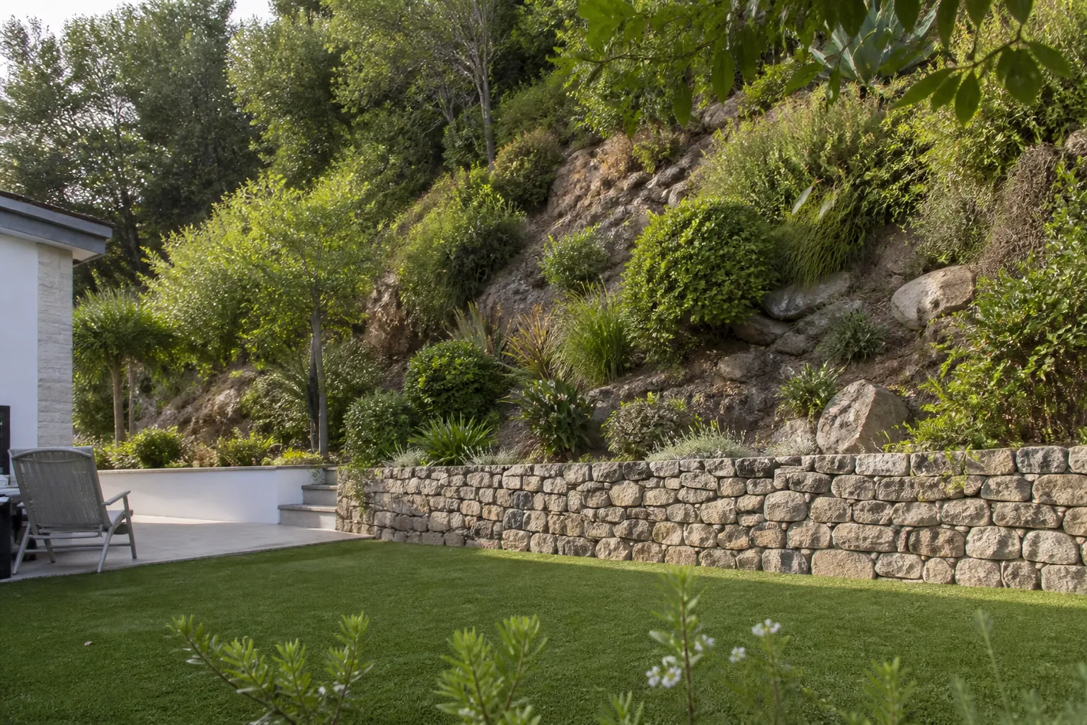 Talus rocheux derrière un jardin de maison