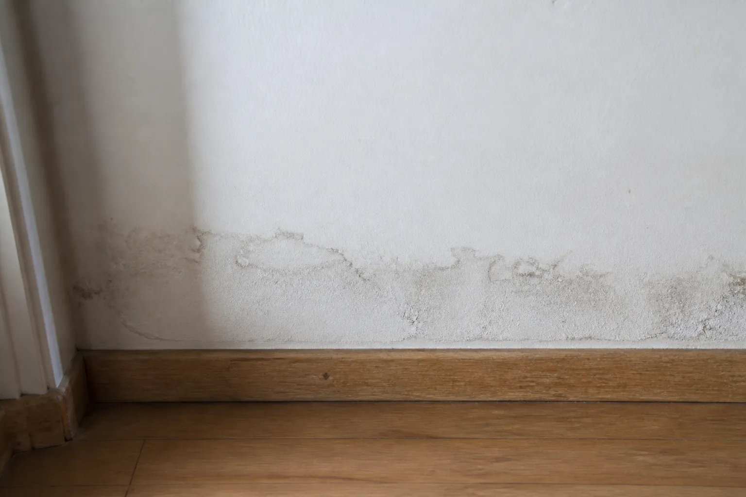 Mur intérieur de rez-de-chaussée avec une trace d’humidité ancienne