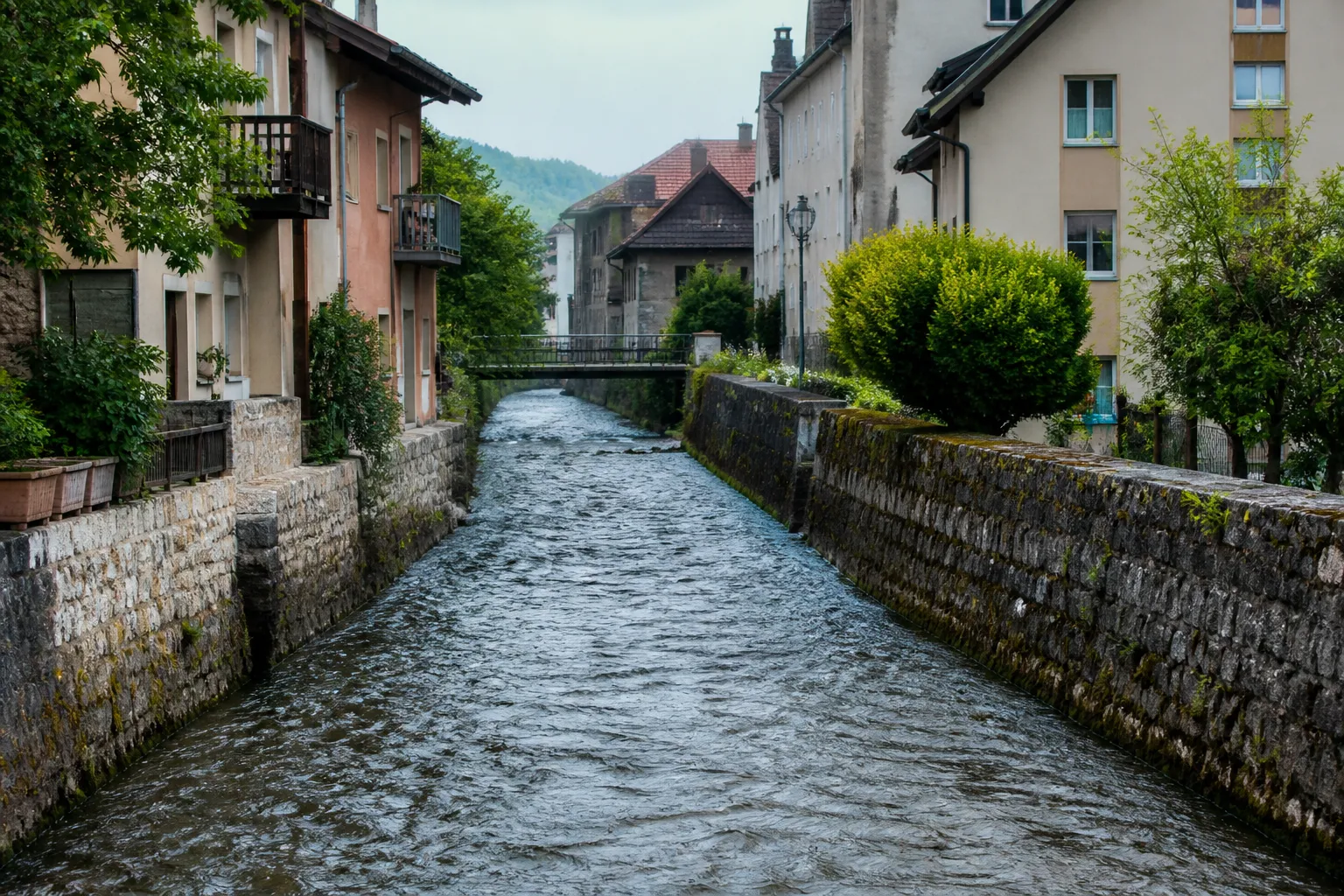 Petite rivière canalisée traversant une ville