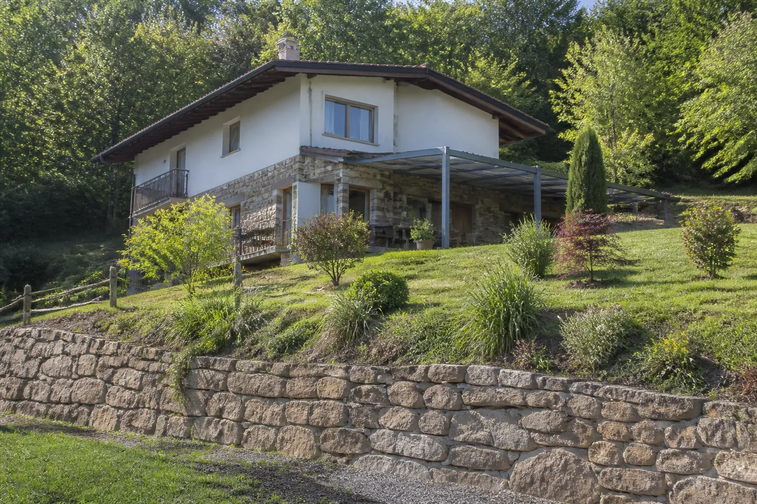 Maison sur un coteau avec mur de soutènement