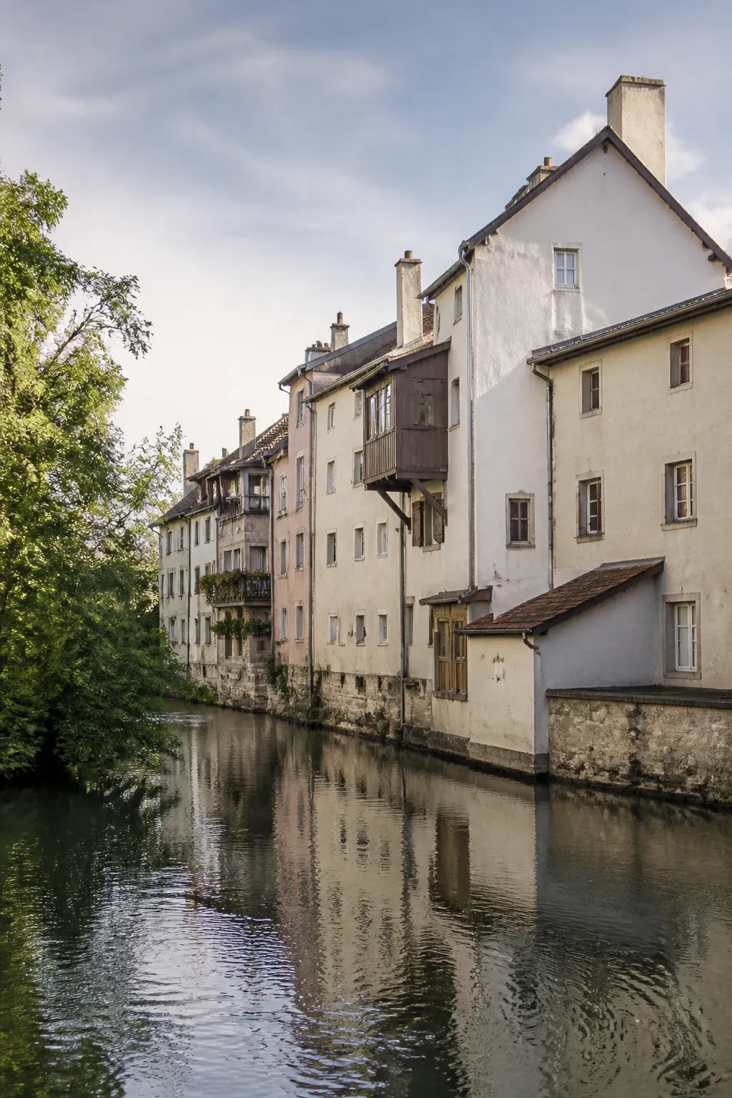 Maisons anciennes au bord d’une rivière dans une ville de l’Est