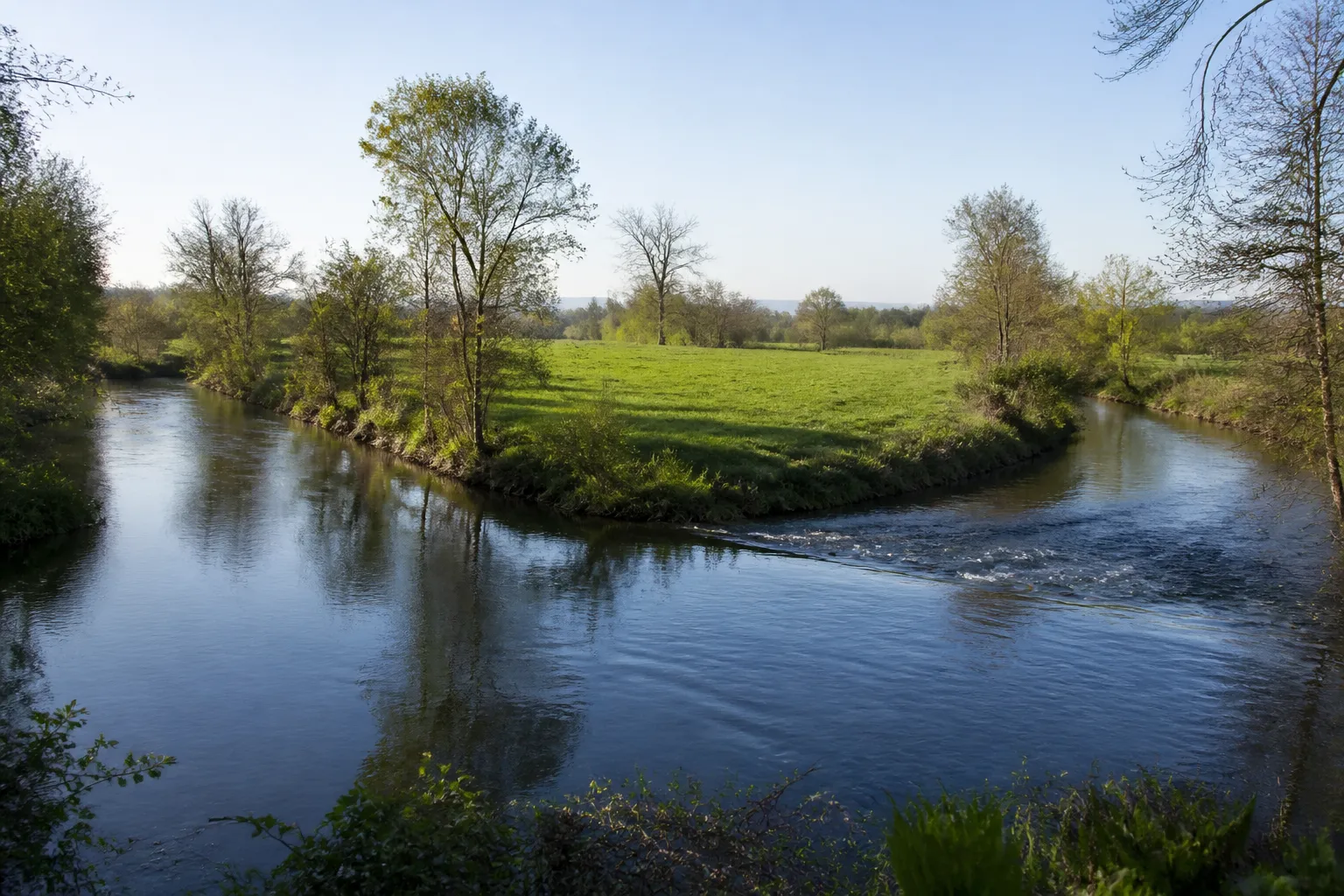 Confluence de deux rivières en plaine