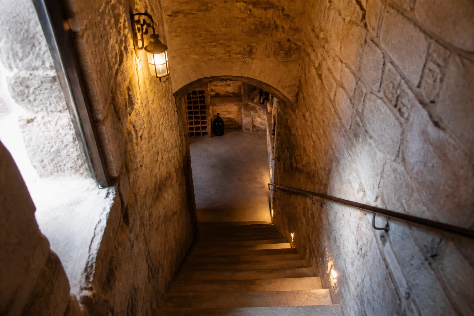 Escalier descendant vers une cave voûtée