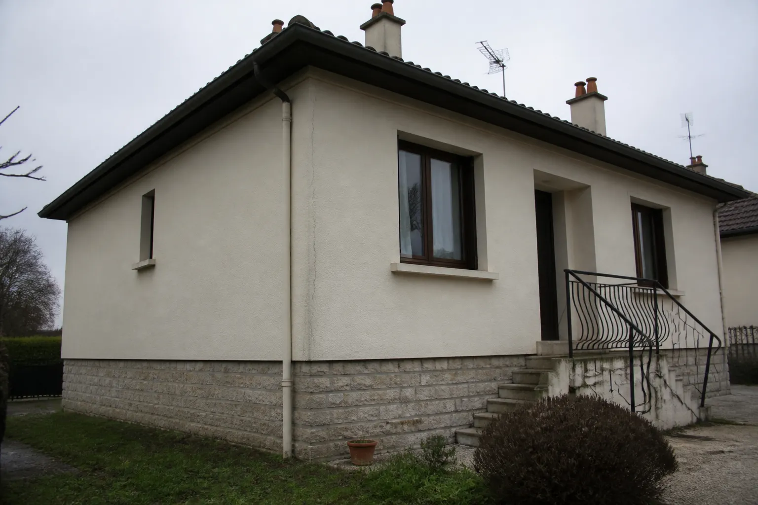 Pavillon avec fissure sur l’enduit près d’un angle