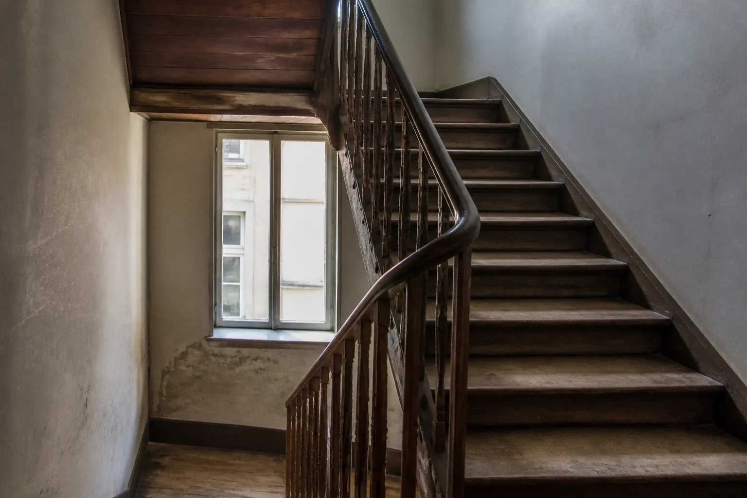 Expert observant une cage d’escalier ancienne