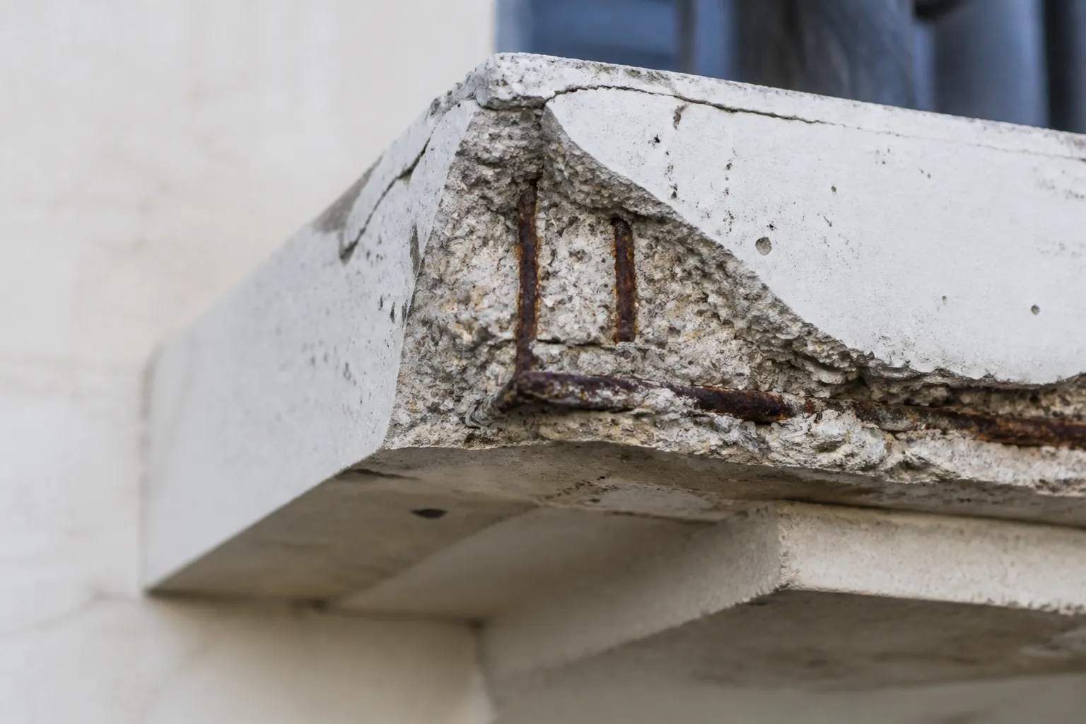 Nez de balcon en béton avec épaufrure