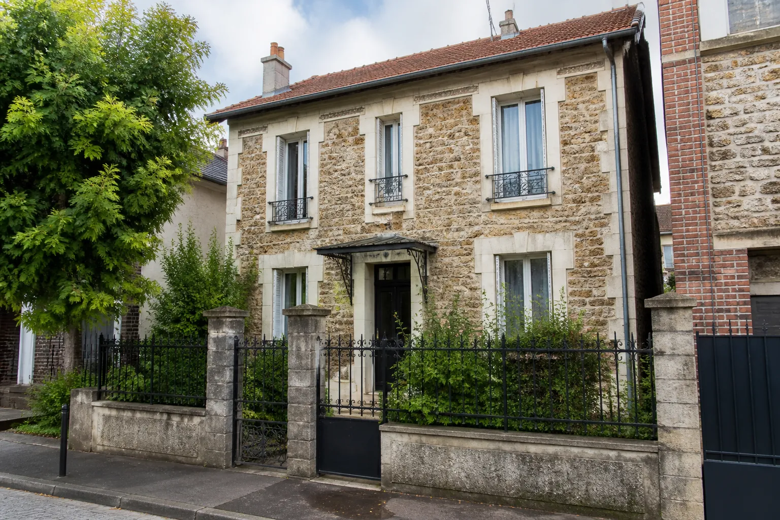 Maison en meulière avec petit jardin