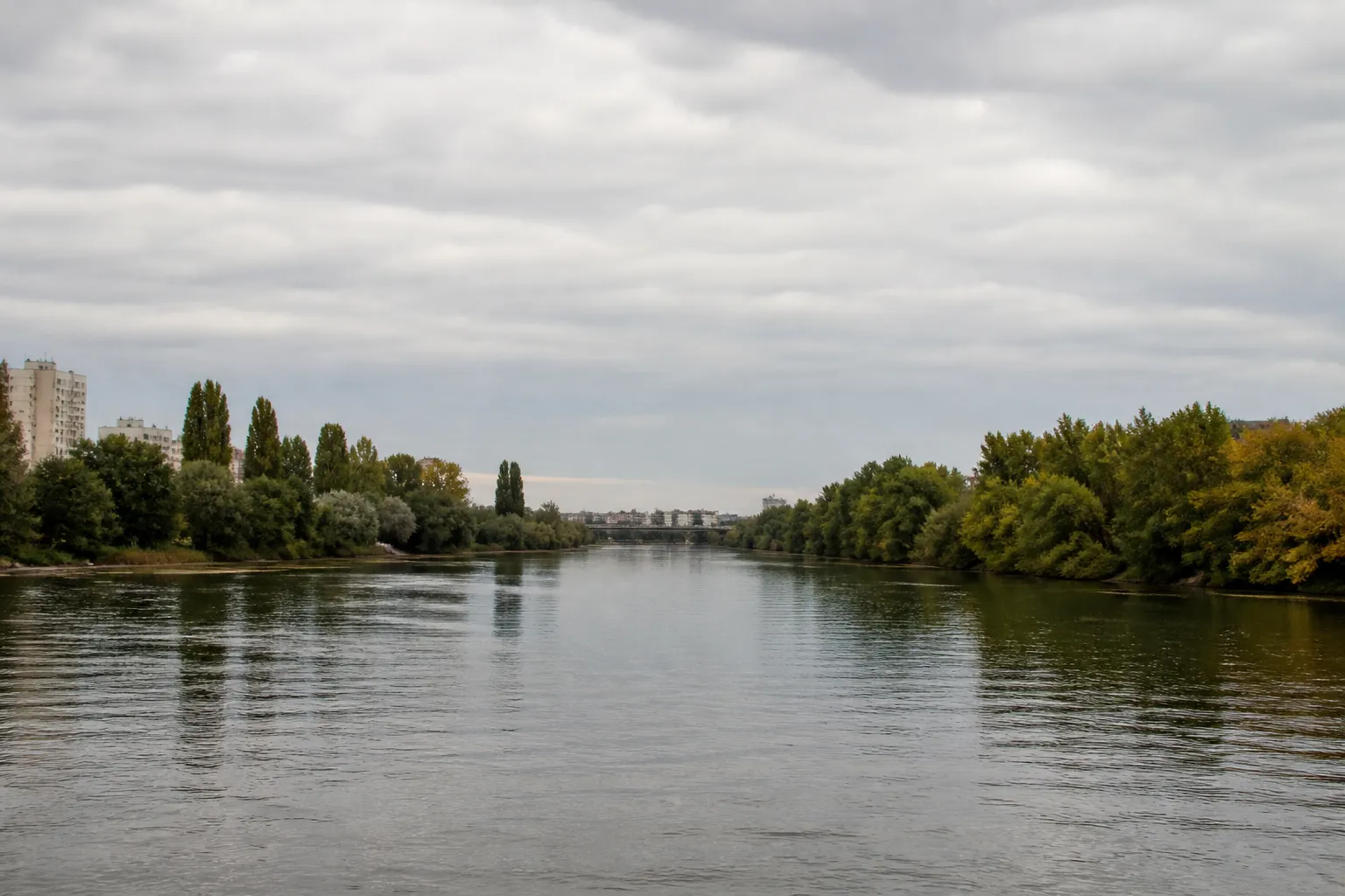 Rivière large bordée de berges arborées