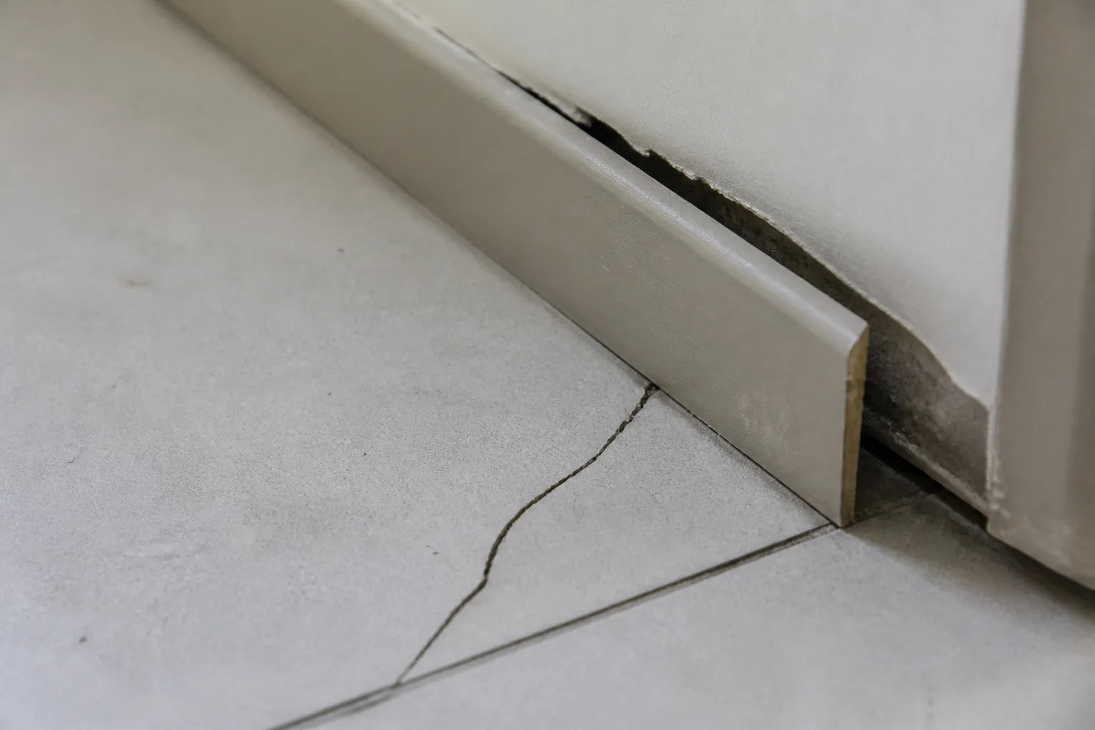 Carrelage fissuré et plinthe décollée