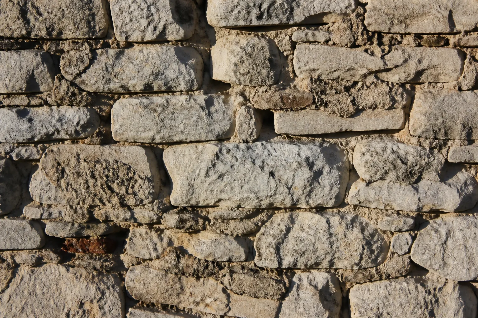 Mur ancien en pierre avec joints à la chaux