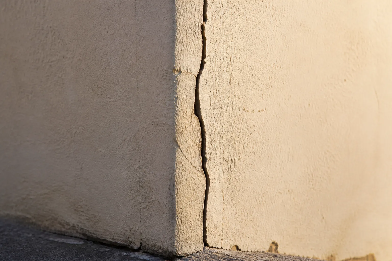 Fissure verticale dans un angle de maison