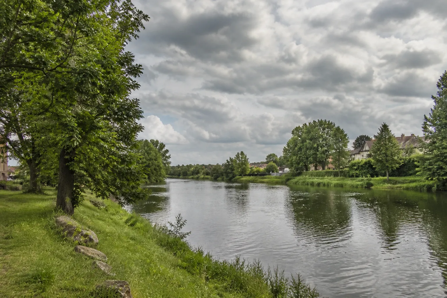Rivière calme en bordure de ville