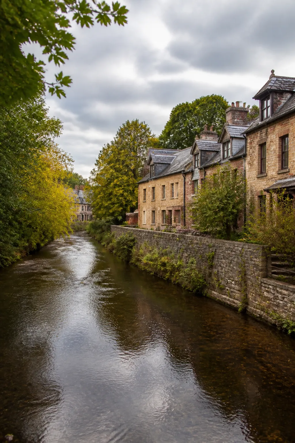 Maisons de bourg normand au bord d’une rivière