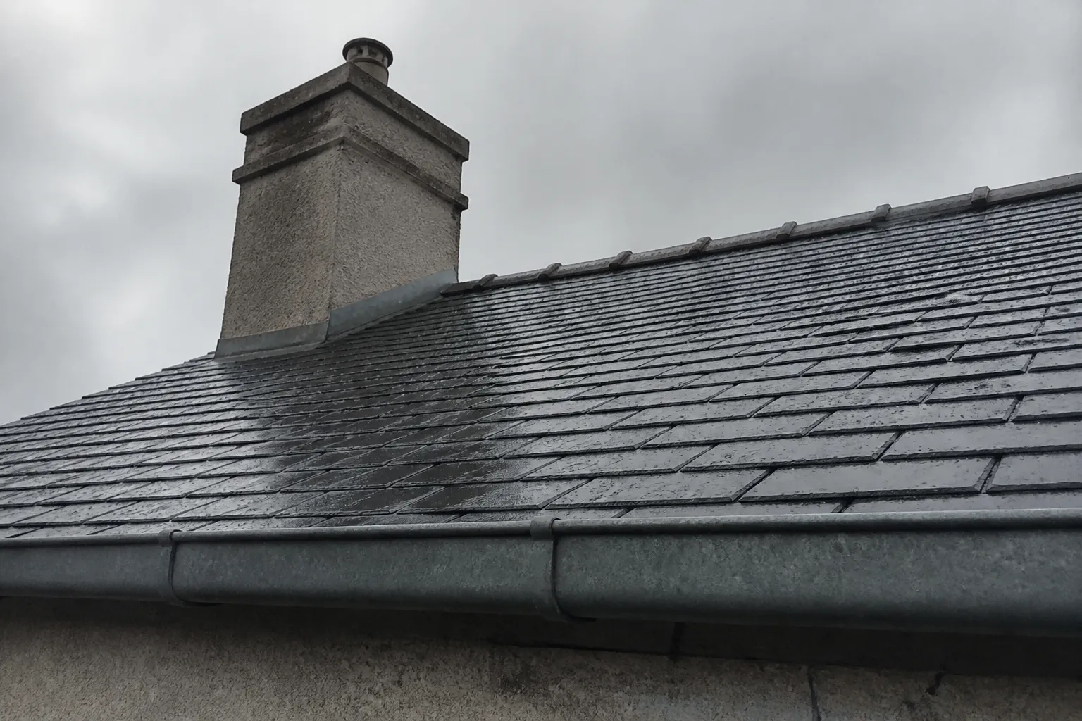Toiture en ardoise et gouttière après la pluie