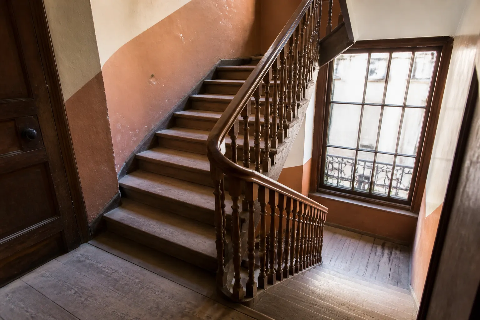 Cage d’escalier ancienne d’un immeuble en copropriété