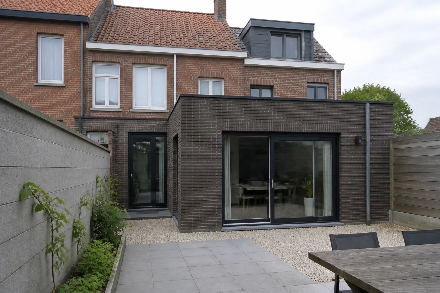 Extension arrière d’une maison mitoyenne en brique