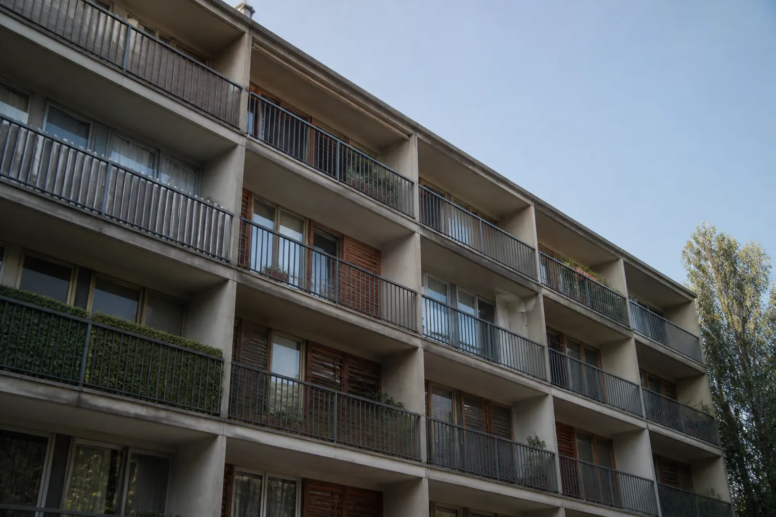 Balcon de résidence des années 1970 avec garde-corps