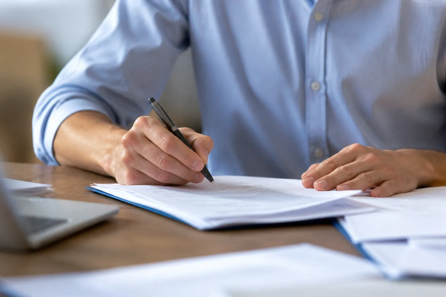 Expert annotant un état des risques