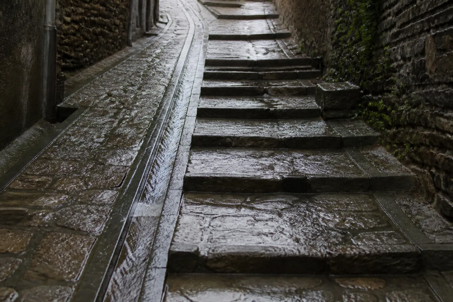 Escalier extérieur et caniveau dans une rue en pente