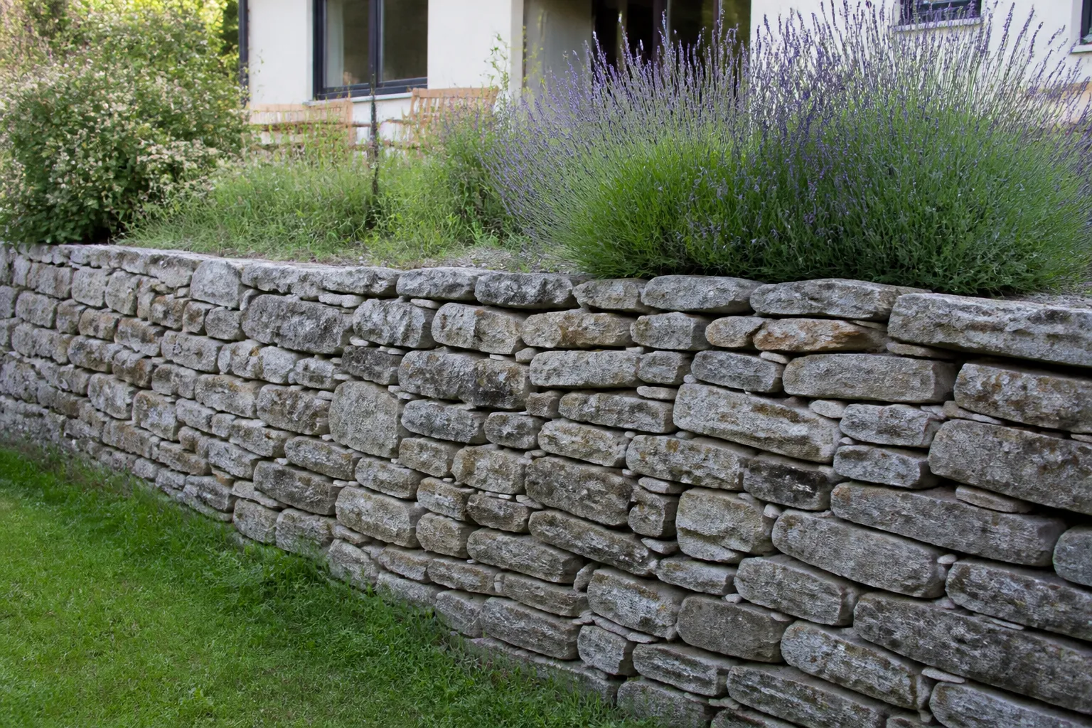 Mur de soutènement en pierre au bord d’un terrain en pente
