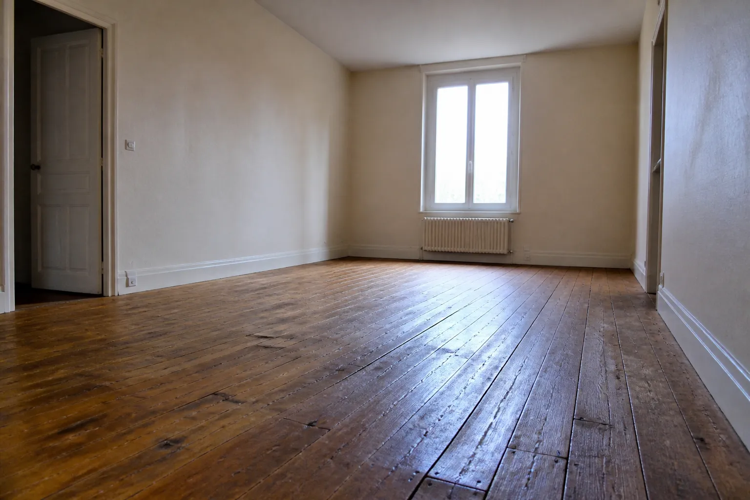 Plancher en bois ancien dans une maison de ville mitoyenne